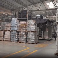 Deretan gelendong benang tekstil dan jentera industri di dalam kilang pembuatan karpet premium di Turki.