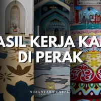Gambar kolase cantuman visual memaparkan lima panel menegak berasingan menunjukkan dokumentasi hasil kerja pemasangan reka bentuk karpet masjid dan surau gred Turki oleh Nusantara Carpet di negeri Perak, bermula dari kiri menunjukkan hamparan karpet saf merah marun dengan jalur bunga emas di bawah cahaya lampu gantung, panel kedua karpet saf coklat keemasan motif bunga medallion besar, panel ketiga karpet saf biru lembut motif geometri melengkung bercahaya, panel keempat karpet motif Raudah gabungan warna merah hijau kuning yang sangat terang dan berwarna-warni, panel kelima karpet saf biru tua bermotif bunga geometri Islamik di bawah struktur kubah putih kaligrafi, serta terdapat teks pengumuman tebal berwarna putih bertulis Hasil Kerja Kami Di Perak merintangi bahagian tengah imej lengkap dengan logo keemasan Nusantara Carpet Teman Ibadah Anda di bahagian bawah tengah