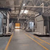 Jentera industri memproses gulungan fabrik karpet di kilang pembuatan karpet masjid di Turki.